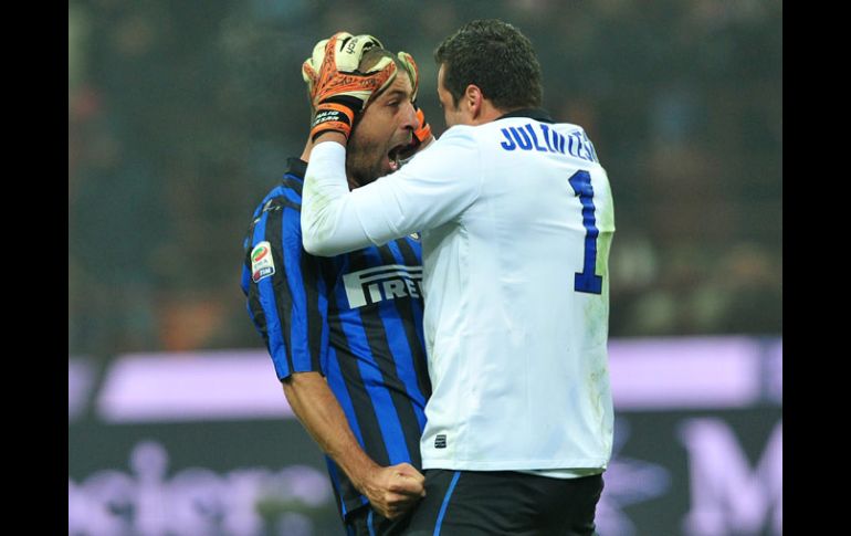 Samuel y Julio César celebran la victoria en el clásico della Madonnina. AFP  /