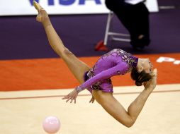 Valdez ejecuta su ejercicio de pelota durante el Preolímpico de gimnasia rítmica para los Juegos de Londres 2012. EFE  /