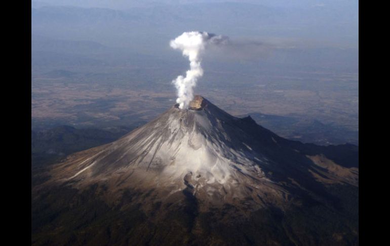 Hay probabilidad de emisión de fragmentos incandescentes a corta distancia del cráter. REUTERS  /