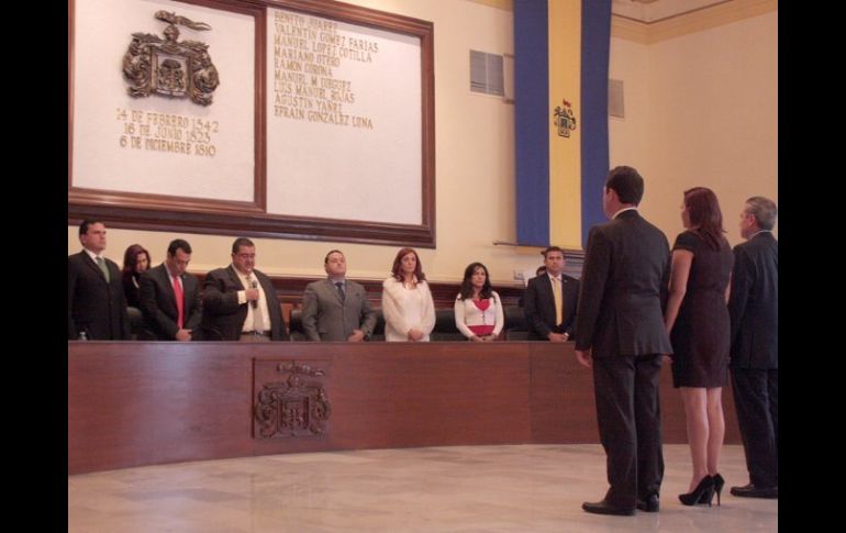 Francisco Ayón toma protesta a los nuevos tres integrantes de su equipo de trabajo. ESPECIAL  /