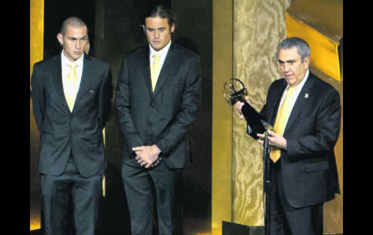 El presidente de Tigres, Alejandro Rodríguez, recibió el premio que reconoce a Tigres como el monarca del Apertura 2011. MEXSPORT  /