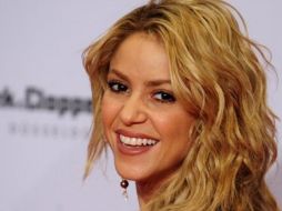 Si aceptan la invitación, Shakira y Travolta tendrían un lugar privilegiado en la carroza de la escuela Renascer. AP  /