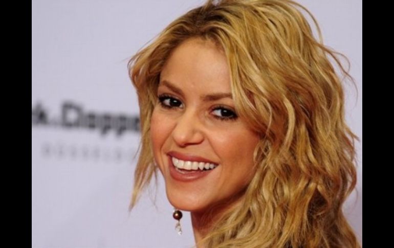 Si aceptan la invitación, Shakira y Travolta tendrían un lugar privilegiado en la carroza de la escuela Renascer. AP  /