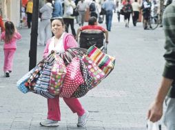 En diciembre pasado se incrementó el número de comerciantes ambulantes en el Centro Histórico tapatío, por la temporada navideña.  /