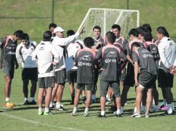 Juan Carlos Chávez da indicaciones a sus pupilos previo al entrenamiento en Colomos.  /