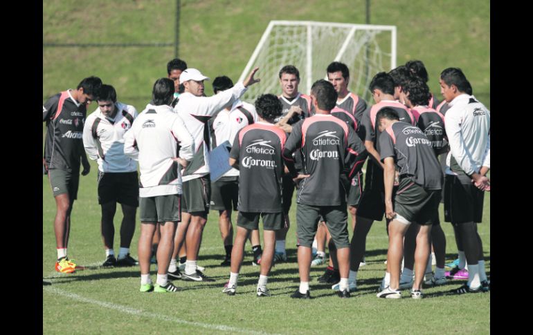 Juan Carlos Chávez da indicaciones a sus pupilos previo al entrenamiento en Colomos.  /