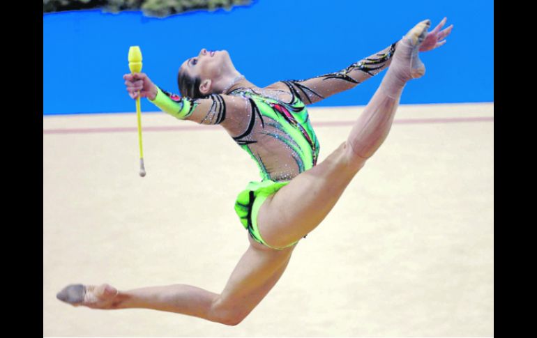 Cynthia Valdez tuvo un grave error con las clavas en el segundo día de competencia del preolímpico de gimnasia en Londres. MEXSPORT  /