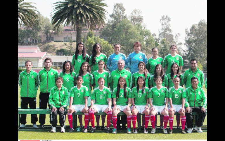 Las tricoloras y el cuerpo técnico se tomaron la foto oficial en su última práctica en México; hoy vuelan a Canadá. MEXSPORT  /