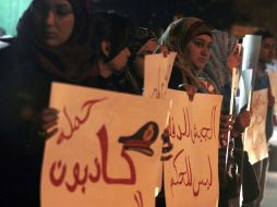 Jóvenes se manifiestan en El Cairo, días antes del aniversario de la Revolución del 25 de Enero.  REUTERS  /