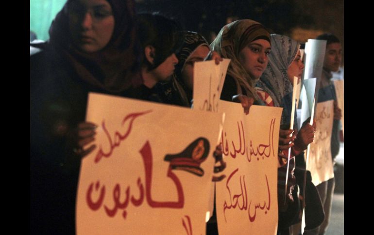 Jóvenes se manifiestan en El Cairo, días antes del aniversario de la Revolución del 25 de Enero.  REUTERS  /