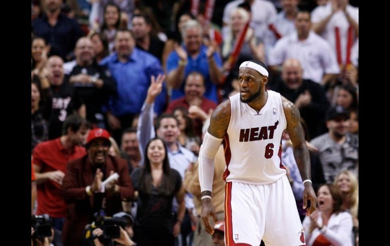 LeBron James durante la segunda mitad del encuentro contra San Antonio, cuando marcaban empate. REUTERS  /