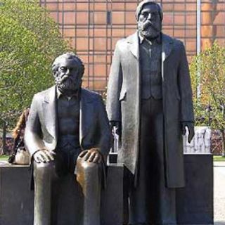 Desata disputa propuesta para reubicar estatua de Marx y Engels