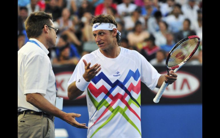 Nalbandian se queja de la decisión del juez durante el partido de la segunda ronda del Abierto de Australia. EFE  /