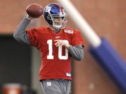 Eli Manning recibe cuidados previo al juego de la final ante San Francisco. AP  /