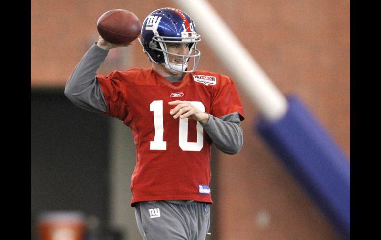 Eli Manning recibe cuidados previo al juego de la final ante San Francisco. AP  /