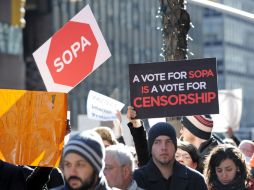 Usuarios se manifiestan contra la ley antipiratería SOPA.  /