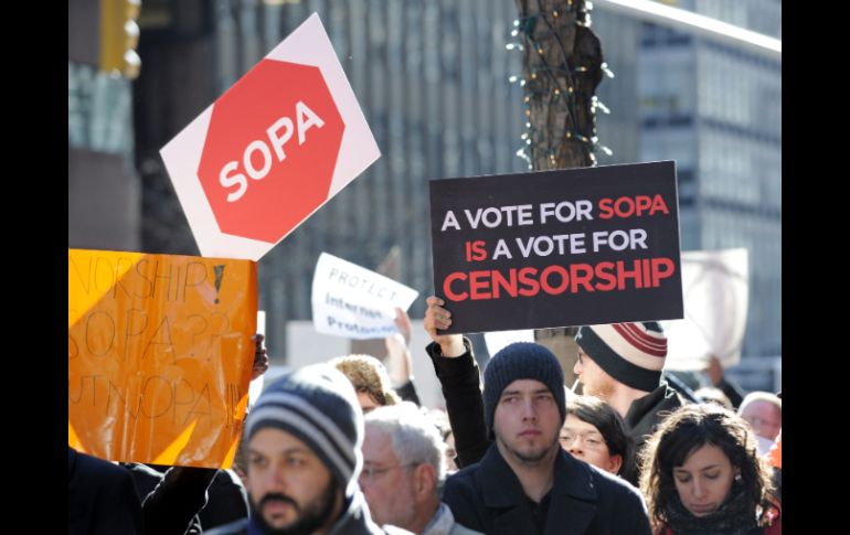 Usuarios se manifiestan contra la ley antipiratería SOPA.  /