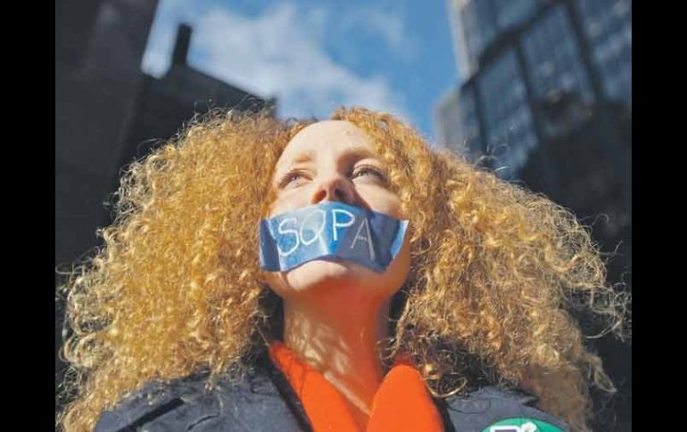 Una mujer protesta fuera del Senado de Estados Unidos, contra la iniciativa a favor de los derechos reservados. AFP  /