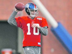 Eli Manning practicó durante unos momentos, pero el malestar estomacal lo obligó a dejar casi todo el entrenamiento. AP  /