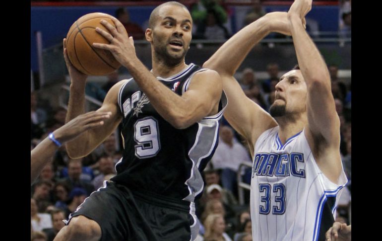 Tony Parker aportó 25 puntos, incluyendo 16 en el último cuarto. AP  /