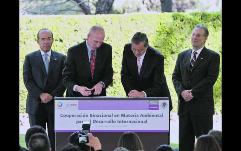 El Presidente (i) atestigua la firma del Memorándum de Entendimiento para la Cooperación en Materia de Medio Ambiente. NTX  /