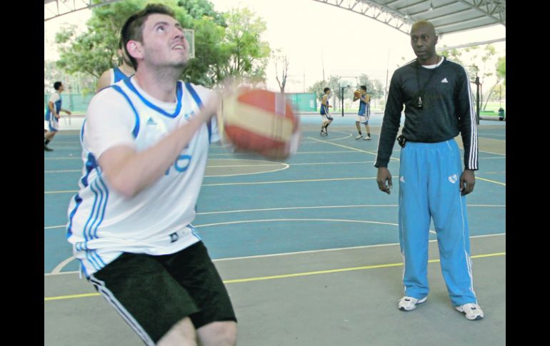 Jeff Moore, entrenador del Tec Campus Guadalajara, tiene como misión obtener triunfos para su equipo e impulsar al basquetbol en México  /