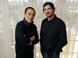 El director chino de 'The Flowers of War', Zhang Yimou (I), junto Christian Bale. AP  /