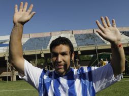 Salvador Cabañas viste la playera de su nuevo equipo el 12 de octubre. AP  /