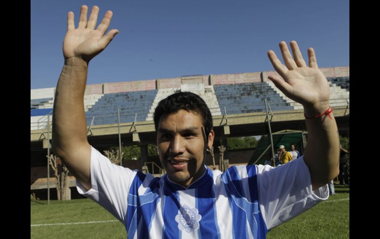 Salvador Cabañas viste la playera de su nuevo equipo el 12 de octubre. AP  /