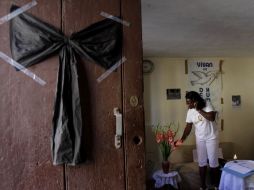 Un lazo negro cuelga de la puerta principal del grupo de las Damas de Blanco, disidente cubano. Al fondo,  donde Berta Soler. AP  /