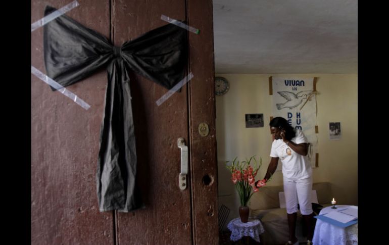 Un lazo negro cuelga de la puerta principal del grupo de las Damas de Blanco, disidente cubano. Al fondo,  donde Berta Soler. AP  /