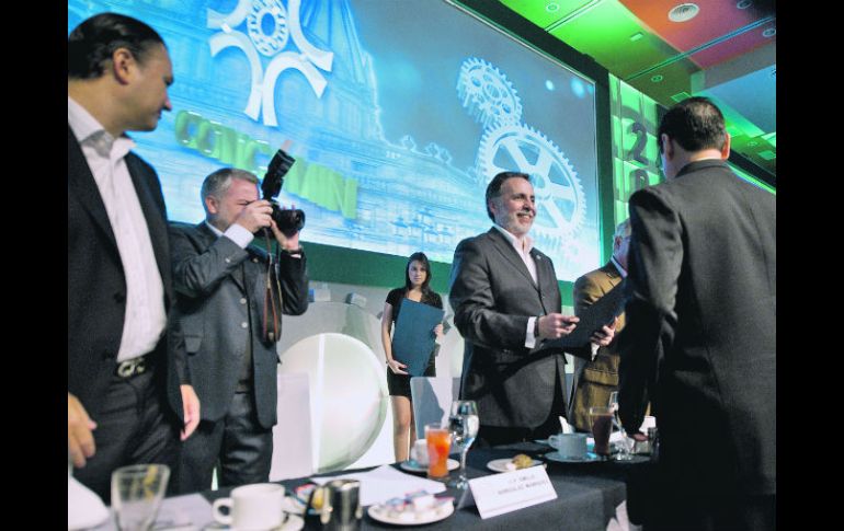 Emilio González se dio tiempo para tomar fotografías mientras Bruno Ferrari, entregaba los premios “Ética y Valores, Mérito Industrial.  /