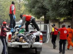 Funcionarios de la Cruz Roja cargan en un camión los cadáveres en Kano, Nigeria. REUTERS  /