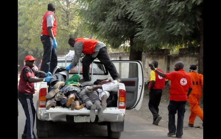 Funcionarios de la Cruz Roja cargan en un camión los cadáveres en Kano, Nigeria. REUTERS  /