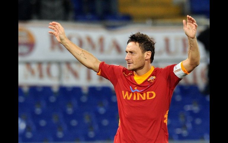 Francesco Totti celebra la primer anotación durante el partido de la Serie A del futbol italiano en el estadio Olímpico. AFP  /