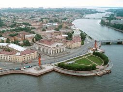 El río Neva enn un remanso rodenado San Petersburgo, Petrogrado o  Leningrado, a través del tiempo. ARCHIVO  /