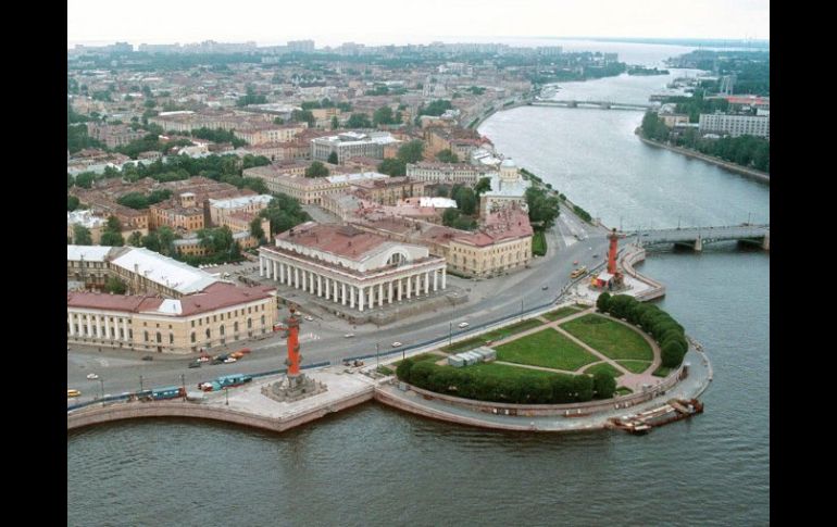 El río Neva enn un remanso rodenado San Petersburgo, Petrogrado o  Leningrado, a través del tiempo. ARCHIVO  /