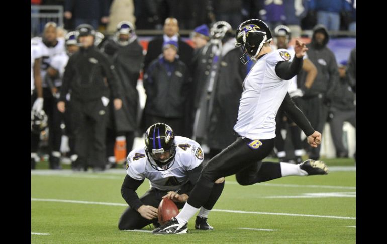 Cundiff (der) en el moemnto de su patada que pudo cambiar el rumbo del partido. REUTERS  /