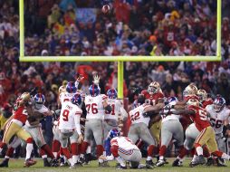 Lawrence Tynes (9) conecta el gol de campo de la victoria para los Gigantes y su boleto al Super Bowl. REUTERS  /