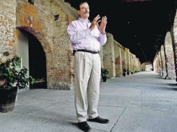 Vicente Fox Quesada da algunas explicaciones a visitantes a la ex hacienda, que brinda servicios de restaurante. EL UNIVERSAL  /