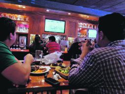 Aficionados tapatíos disfrutaron de la actividad de la NFL en restaurantes y bares de la ciudad.  /