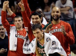 Jugadores del Milwaukee Bucks, celebran durante los últimos minutos del partido contra los Heat de Miami. AP  /