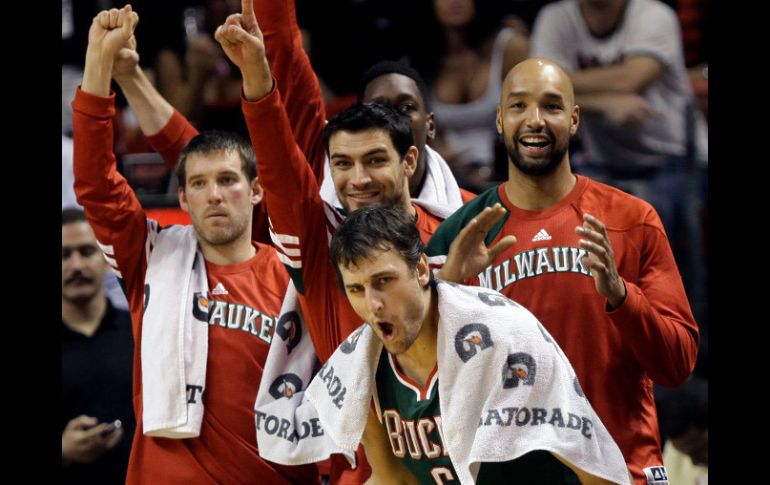 Jugadores del Milwaukee Bucks, celebran durante los últimos minutos del partido contra los Heat de Miami. AP  /