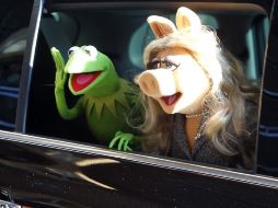 Desde una limusina, la rana Kermit y la cerdita Miss Piggy saludan a sus fanáticos en España. EFE  /