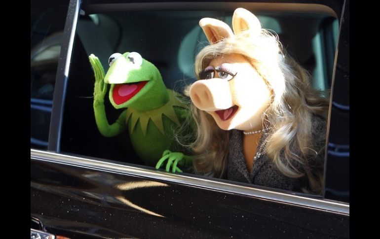 Desde una limusina, la rana Kermit y la cerdita Miss Piggy saludan a sus fanáticos en España. EFE  /