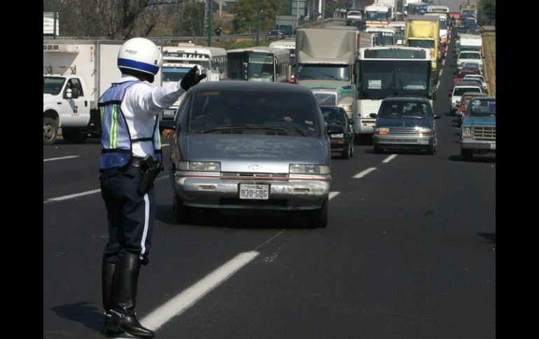 Hasta el momento la carretera se encuentra cerrada a la circulación mientras se realizan dichas maniobras. ARCHIVO  /