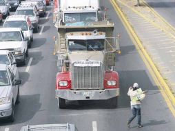 La construcción del Macrolibramiento evitará que los camiones de carga transiten por arterias de la ciudad.  /