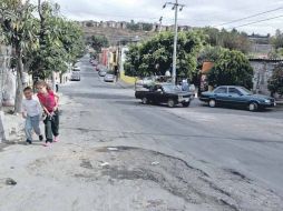 El deterioro del asfalto es evidente en la calle Hacienda Zenzontla, en la Zona de Oblatos.  /