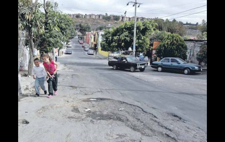 El deterioro del asfalto es evidente en la calle Hacienda Zenzontla, en la Zona de Oblatos.  /