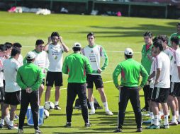 Integrantes de la Selección Nacional durante la práctica realizada ayer en el Centro de Alto Rendimiento de la Femexfut. MEXSPORT  /